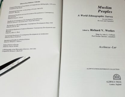 Muslim Peoples : A World Ethnographic Survey - Volume 1 Acehnese -Lur - Image 2