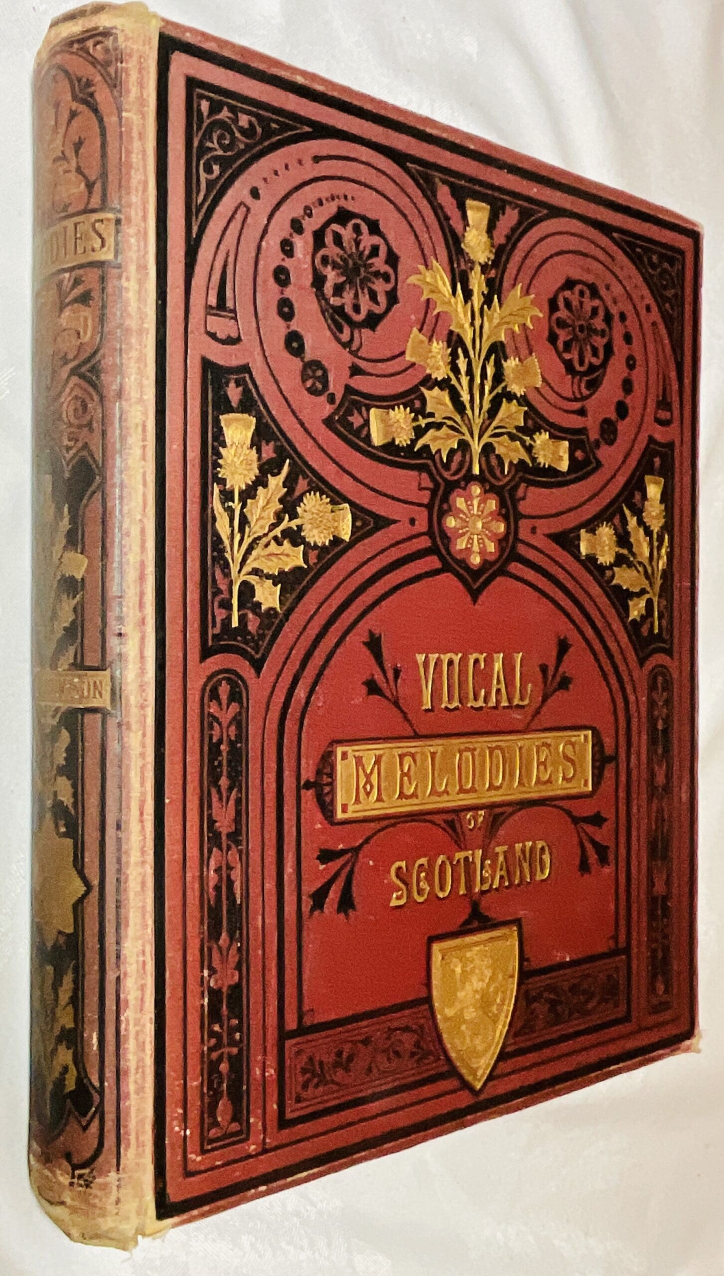 The Queen's Edition of The Vocal Melodies of Scotland arranged with Symphonies and Accompaniments: Revised edition, Complete in One Volume